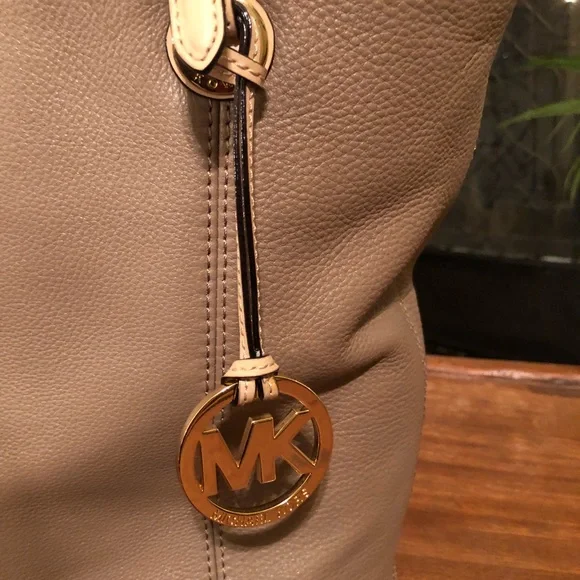 🔥SALE! Michael Kors Jet Set Leather Tote Bag🔥 - Picture 3 of 8